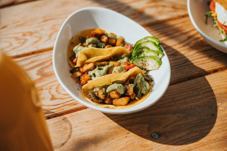 Platillo mexicano plant-forward con nopales