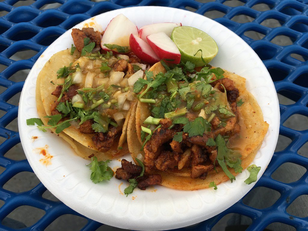 Tacos de hongos al guajillo
