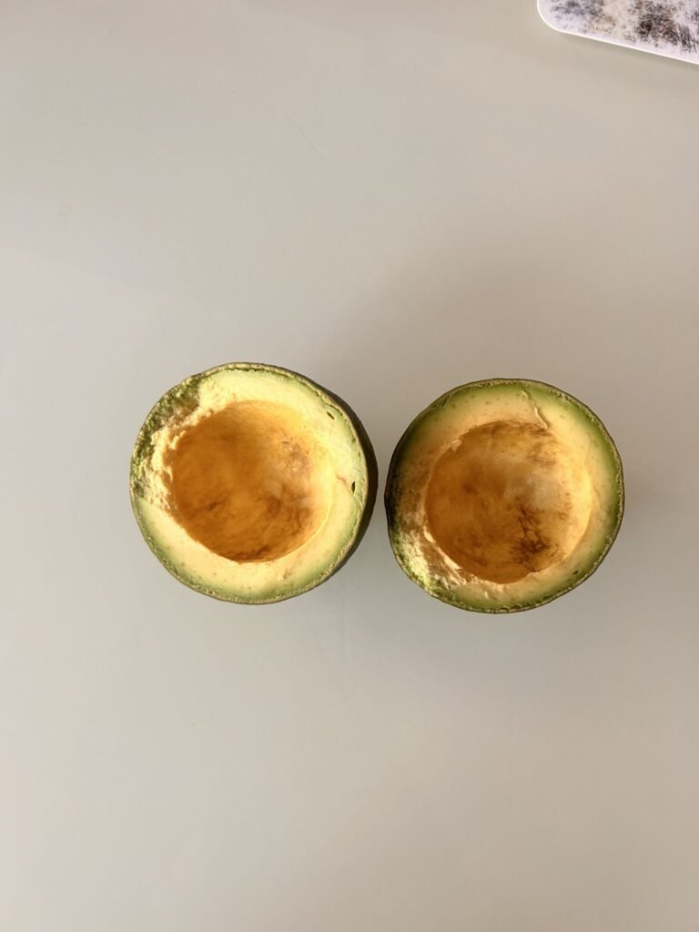 Mitades de aguacate maduro